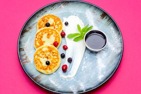 Сырники со сметаной и ягодным соусом