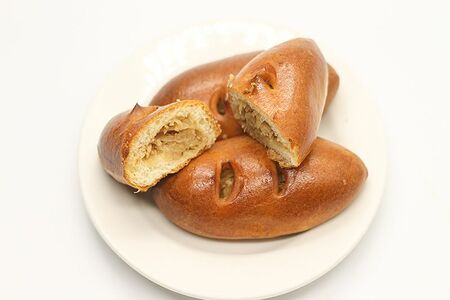 Пирожок с капустой и яйцом