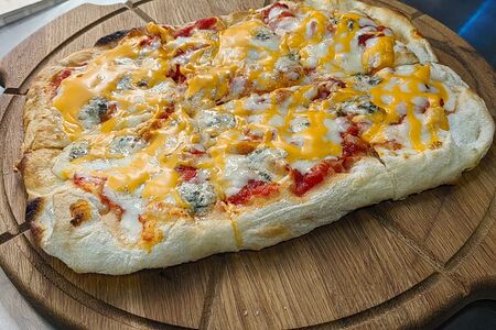 Пицца Римская три сыра с трюфельным маслом