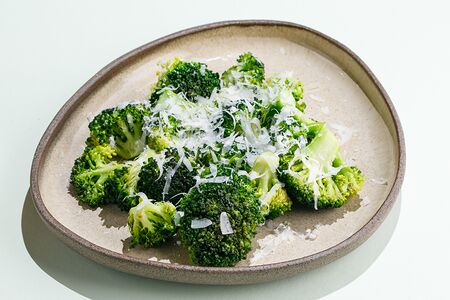 Брокколи с пармезаном