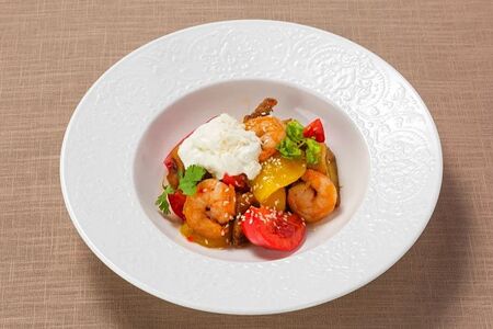 Салат с хрустящими баклажанами, креветками и страчателлой