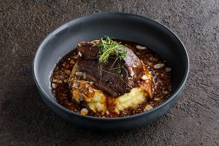 Томленые щечки с пюре и домашним демигласом