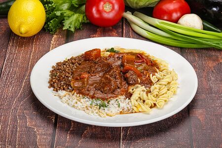 Гуляш с гарниром