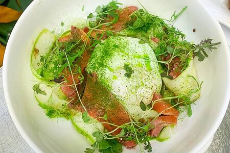 Зелёный салат с лососем, яйцом и коньячным соусом