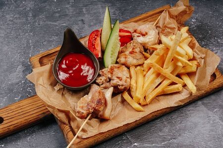 Детский шашлычок с картофелем фри