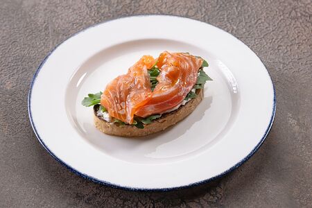 Брускетта с лососем