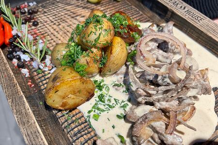 Бефстроганов с молодым картофелем и соленым огурчиком