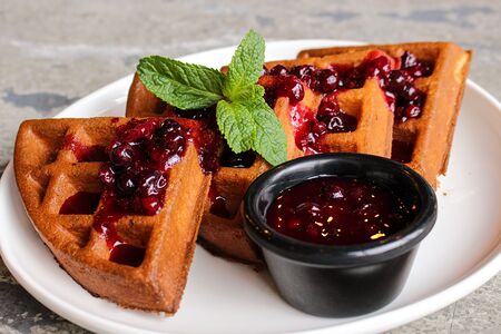 Бельгийские вафли с домашним ягодным вареньем