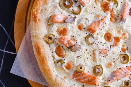 Пицца с лососем