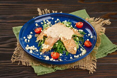 Салат с лососем и моцареллой