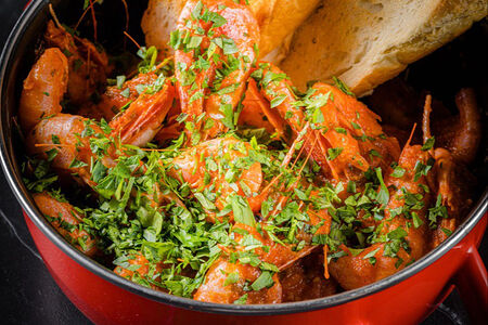 Креветки в соусе аррабиата