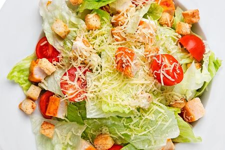 Салат Цезарь с курицей