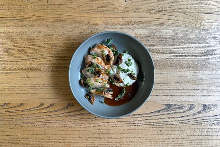 Куриное филе с муссом из цветной капусты, шампиньонами, зеленым горошком и соусом демиглас