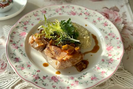 Половинка фермерского цыпленка с картофельным пюре и трюфелем