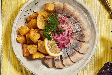 Сельдь с отварным картофелем