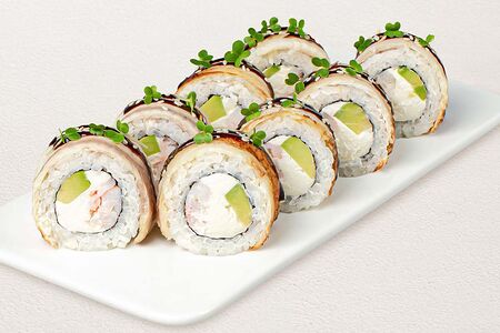 Филадельфия в угре с тигровой креветкой ролл