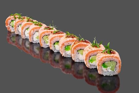 Лонг ролл со слабосоленым лососем