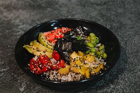 Поке с лососем и такуаном