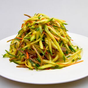 Салат из говядины с огурцом в масляном соусе