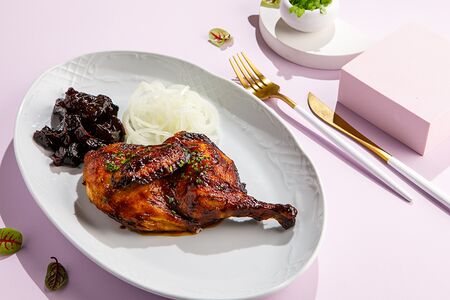 Запеченный цыпленок с вяленой свеклой в соусе ткемали