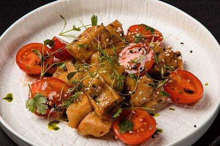 Салат с хрустящими баклажанами, томатами и молодым сыром