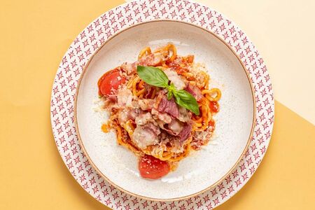 Паста острая Аматричана с беконом и пармезаном