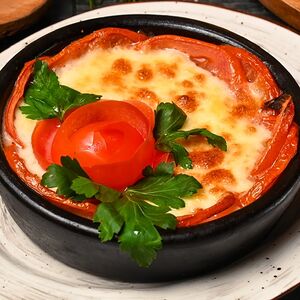 Сулугуни жареный с помидорами на кеци