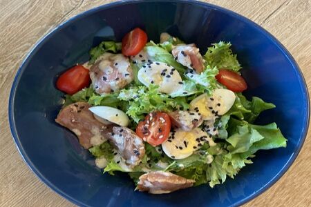 Салат из тунца с перепелиным яйцом, томатами черри и миксом зелени