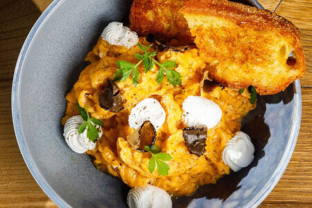 Скрембл с козьим сыром и трюфелем