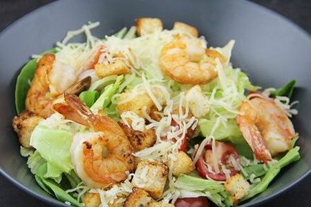 Цезарь с тигровыми креветками