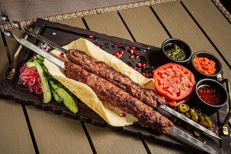 Люля кебаб из бычка с домашней лепешкой