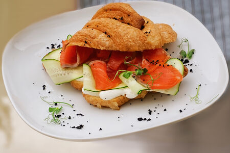 Круассан с лососем 