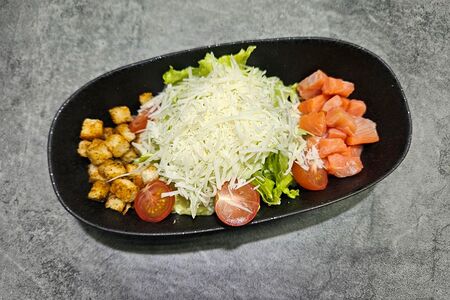 Салат Цезарь с копченым лососем