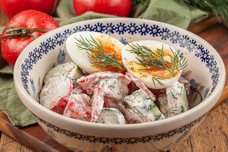 Домашний салат из овощей со сметаной и яйцом