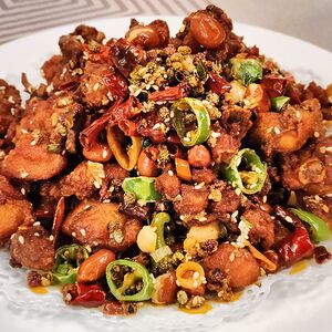 Жареные куриные кусочки с перцем чили