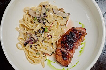 Утиная грудка с тальятеллой в трюфельным соусе