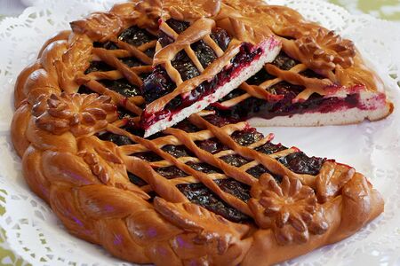 Пирог с вишней спелой