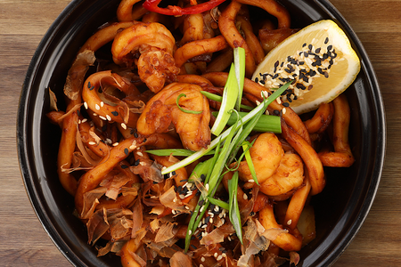 Лапша с креветками и овощами