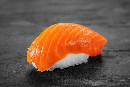 Суши с лососем