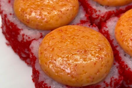 Запеченный ролл с креветкой и соусом спайси 
