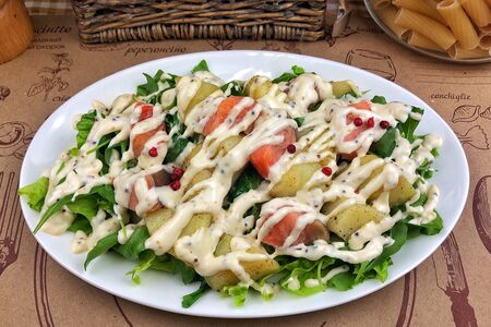 Салат с копченым лососем