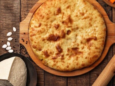 Осетинский пирог с картошкой, сыром и грибами