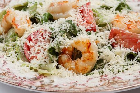 Зелёный салат с креветками под соусом Тоннато-пармезан