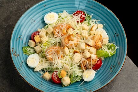 Салат Цезарь с креветками