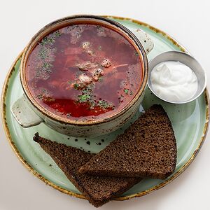 Борщ с говядиной и чесночной ржаной булочкой