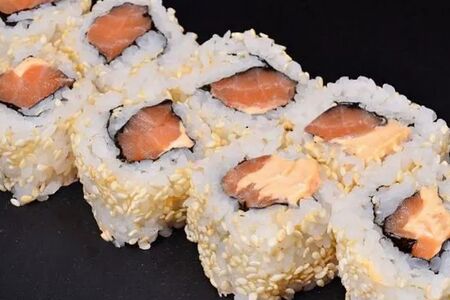 Острый ролл с лососем