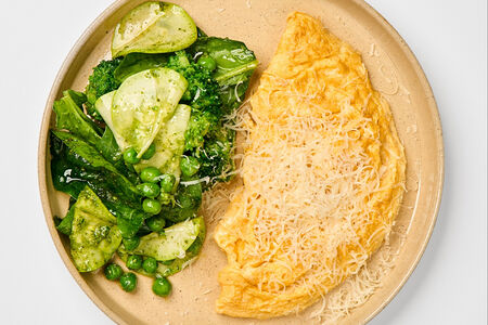 Омлет с брокколи и зелёным горошком