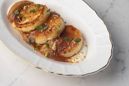 Сырники со сметаной, орехами и солёной карамелью