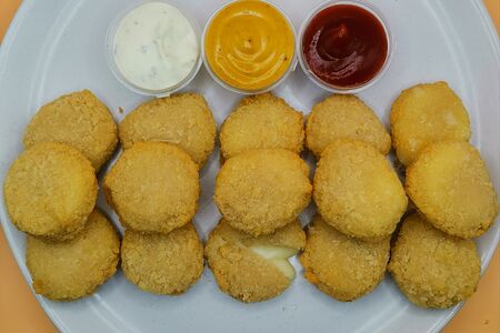 15 сырных медальонов с соусом на выбор