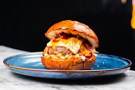 Бургер с манго и томатами